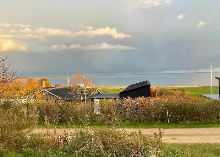 Enjoy The Silence And Stunning View Over The Sea Feriehus