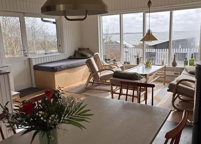 Enjoy The Silence And Stunning View Over The Sea Feriehus